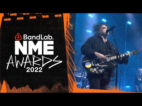 CHVRCHES and Robert Smith perform &#039;Just Like Heaven&#039; at the BandLab NME Awards 2022