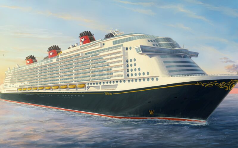 Eine Konzeptgrafik der im Bau befindlichen Global Dream, hier zu sehen in den typischen Farben von Disney Cruise Line: schwarzer Rumpf mit goldenen Verzierungen, rote Schornsteine mit Mickey-Maus-Ohren.