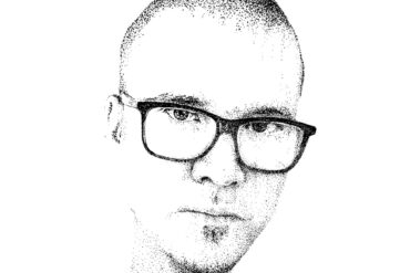 Ein aus groben Punkten bestehendes schwarz-weißes Portrait von Alexander Kaschte von der Band Samsas Traum. Er hat kurz geschorene Haare und trägt eine Brille mit schwarzem Rahmen.